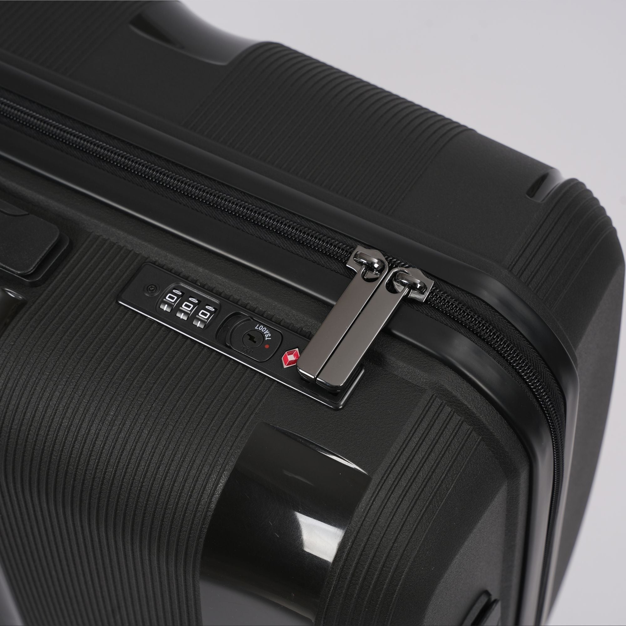 28-inch Black Hardcase Roller Luggage with 360° Wheels & TSA Lock Sole Premise