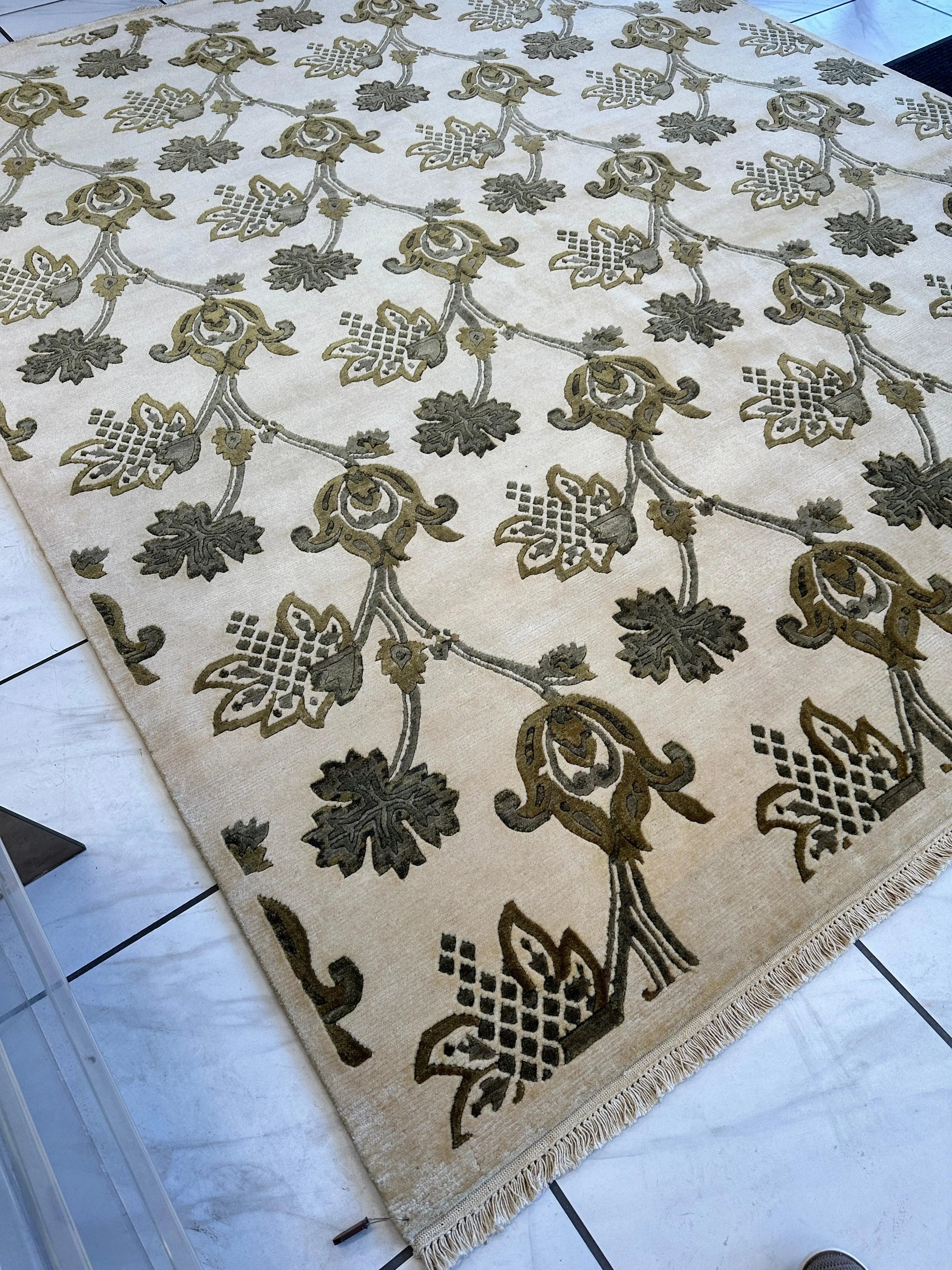 Hand-Knotted Indian Rug - 7'11" x 9'9" - Wool - Floral Pattern - Elegant Beige and Green Design Rugistan
