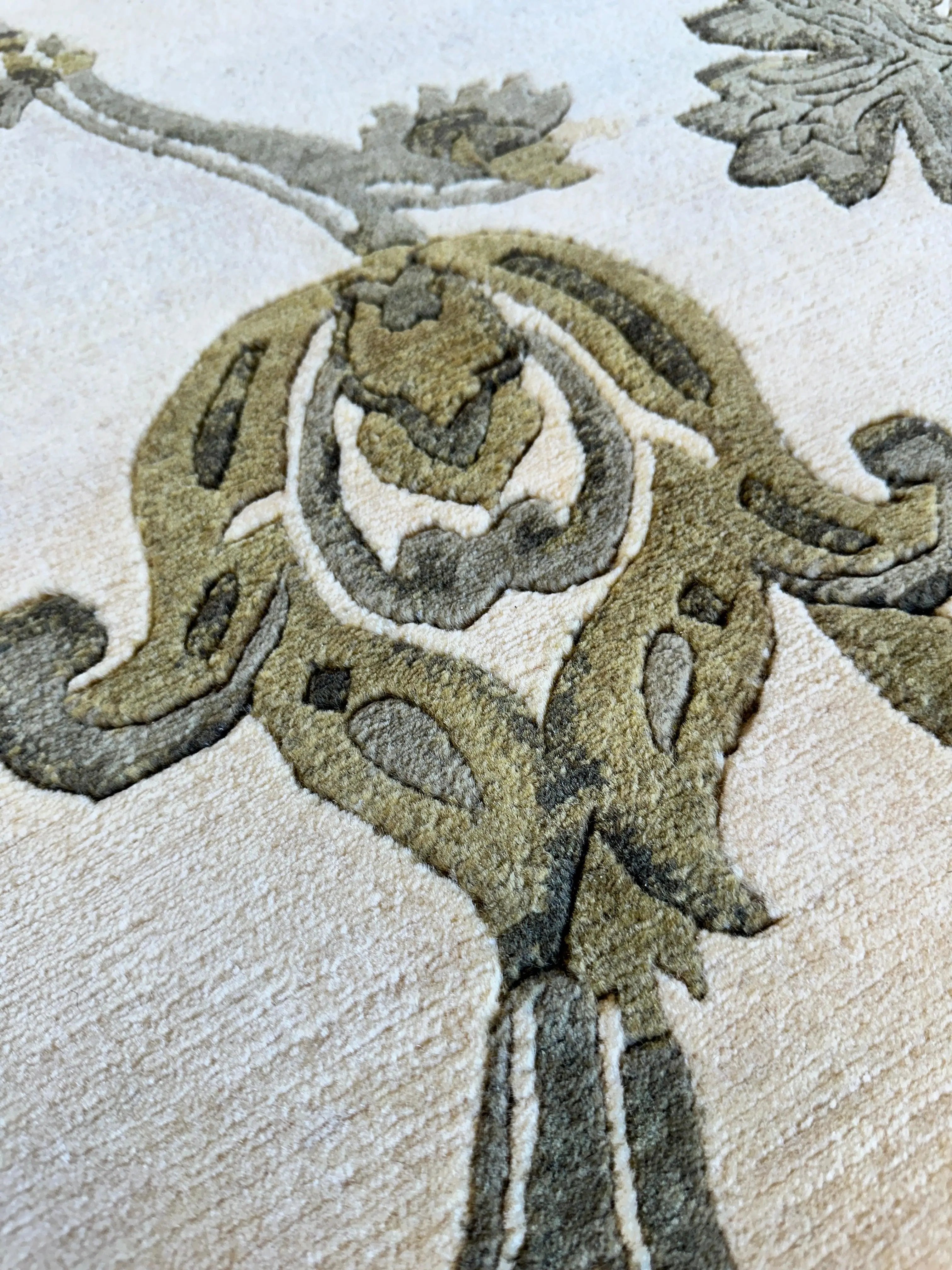 Hand-Knotted Indian Rug - 7'11" x 9'9" - Wool - Floral Pattern - Elegant Beige and Green Design Rugistan