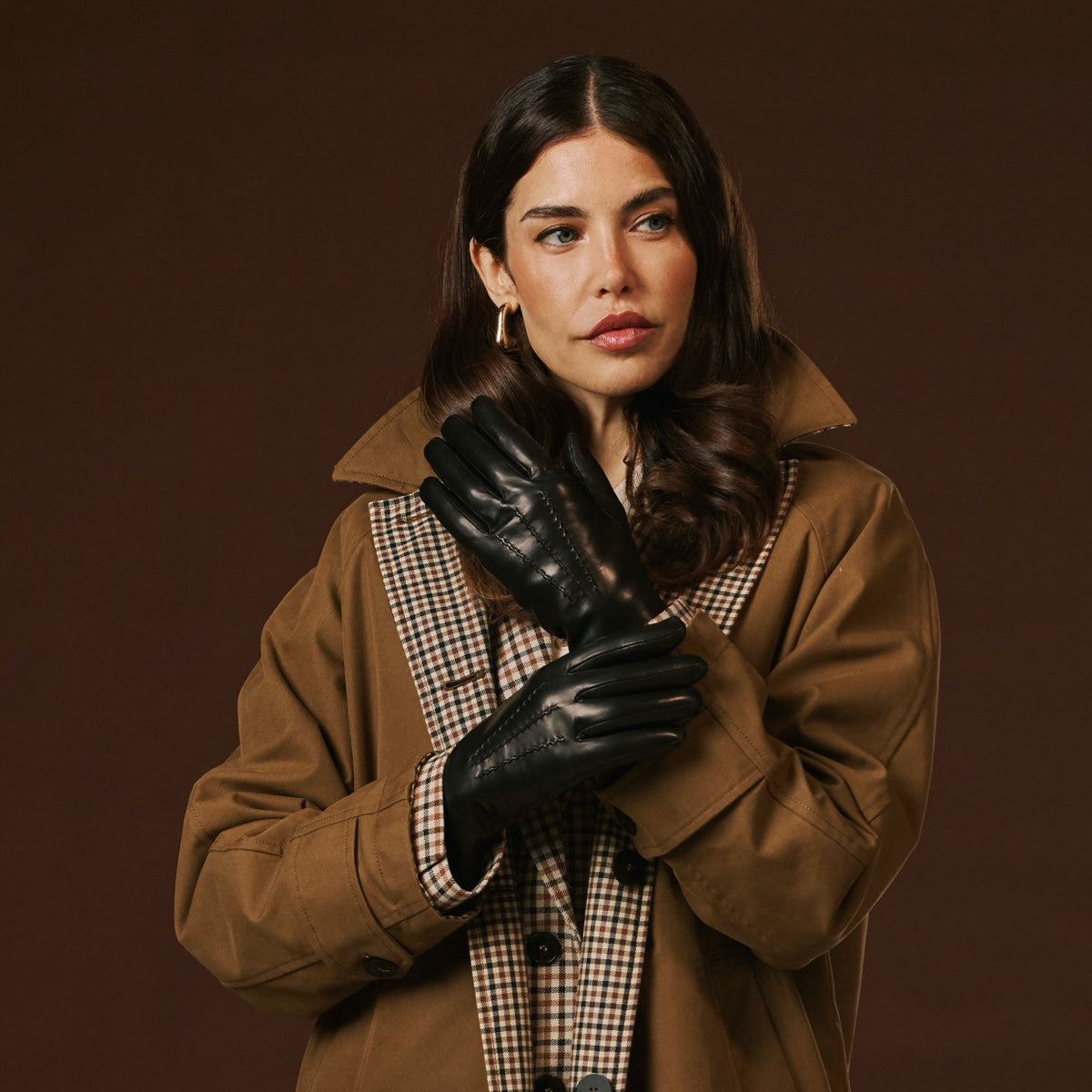 Bella (black) - Italian lambskin leather gloves with lambswool lining & - detail view 3