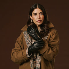 Bella (black) - Italian lambskin leather gloves with lambswool lining & - detail view 3