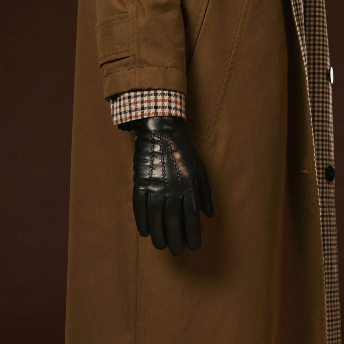 Bella (black) - Italian lambskin leather gloves with lambswool lining & - detail view 7