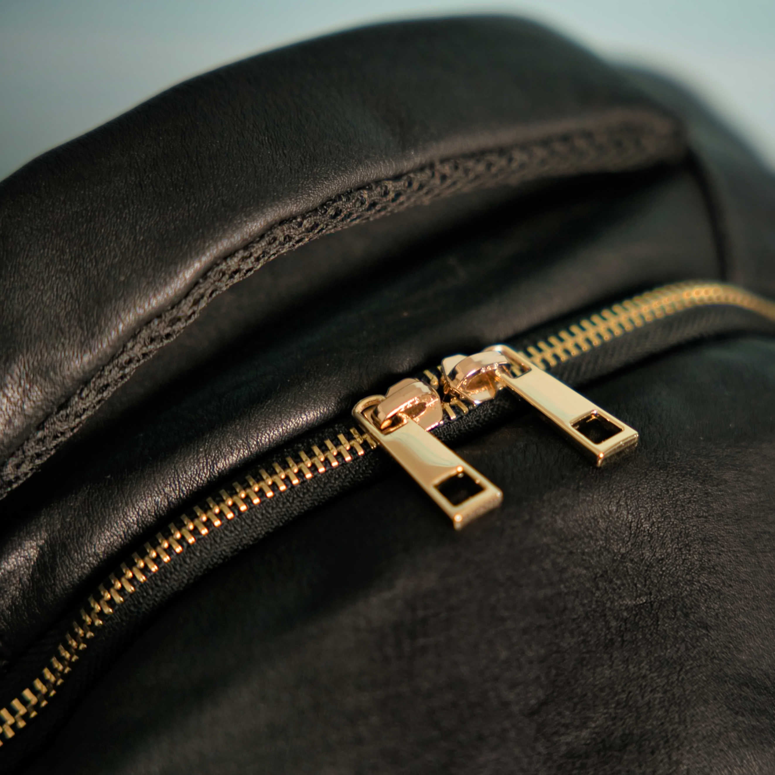 Black Leather Commuter Bag Sole Premise