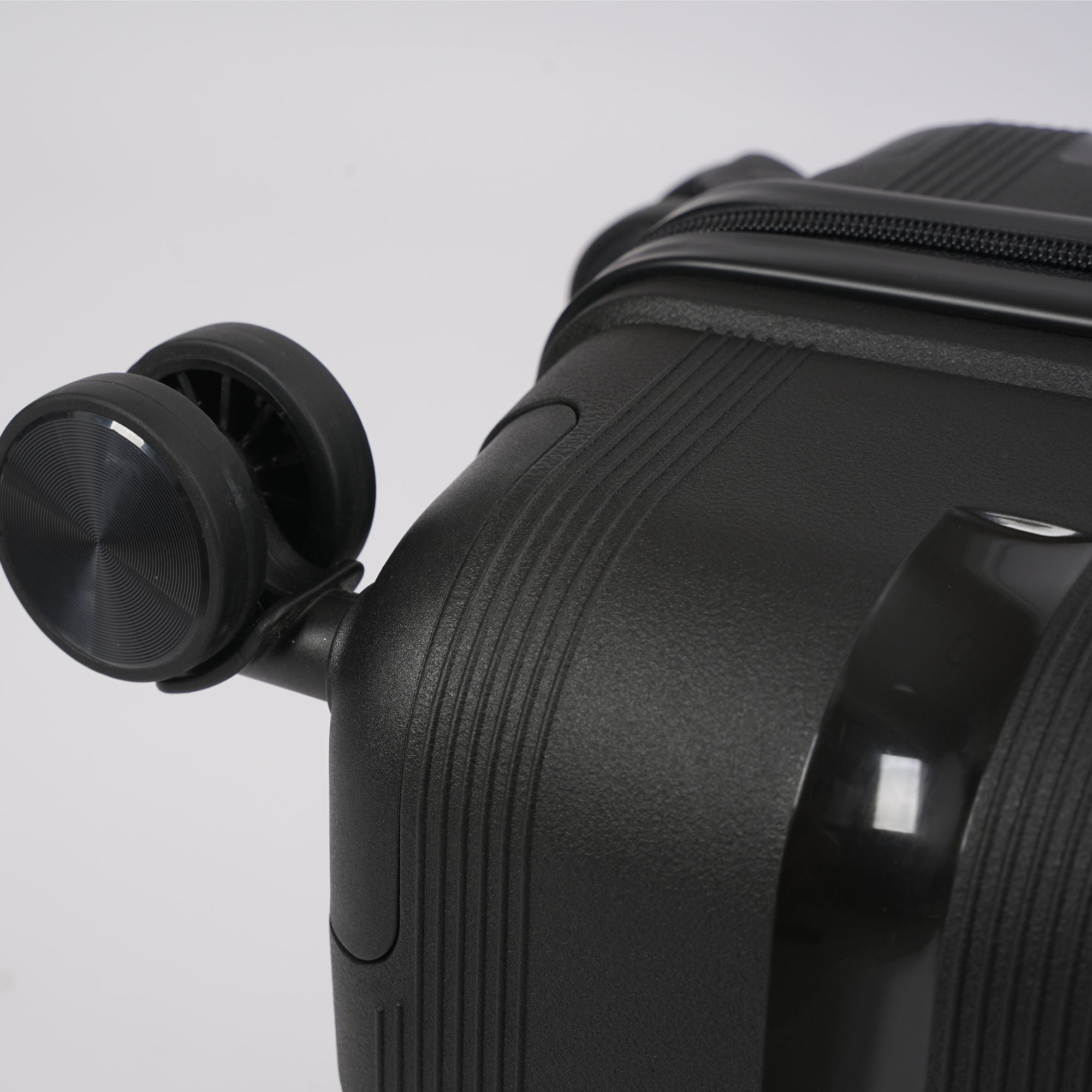 28-inch Black Hardcase Roller Luggage with 360° Wheels & TSA Lock Sole Premise