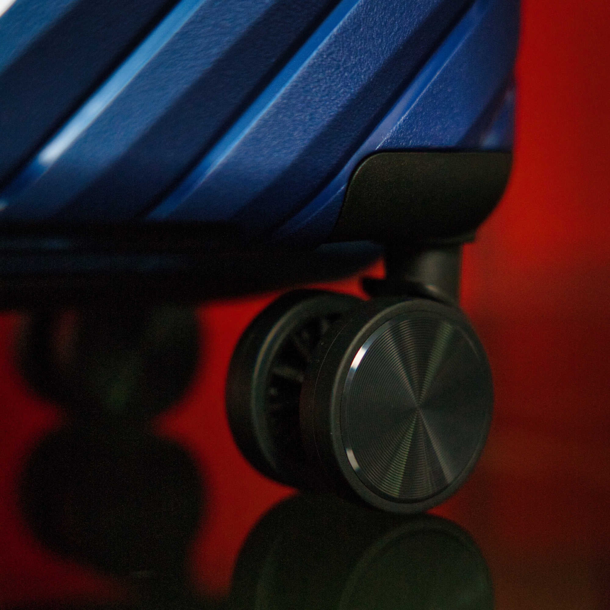 24-inch Blue Hardcase Roller Luggage with 360° Wheels & TSA Lock Sole Premise