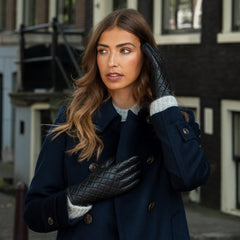 Selena (black) – Sheepskin leather gloves with diamond pattern and touchscreen feature