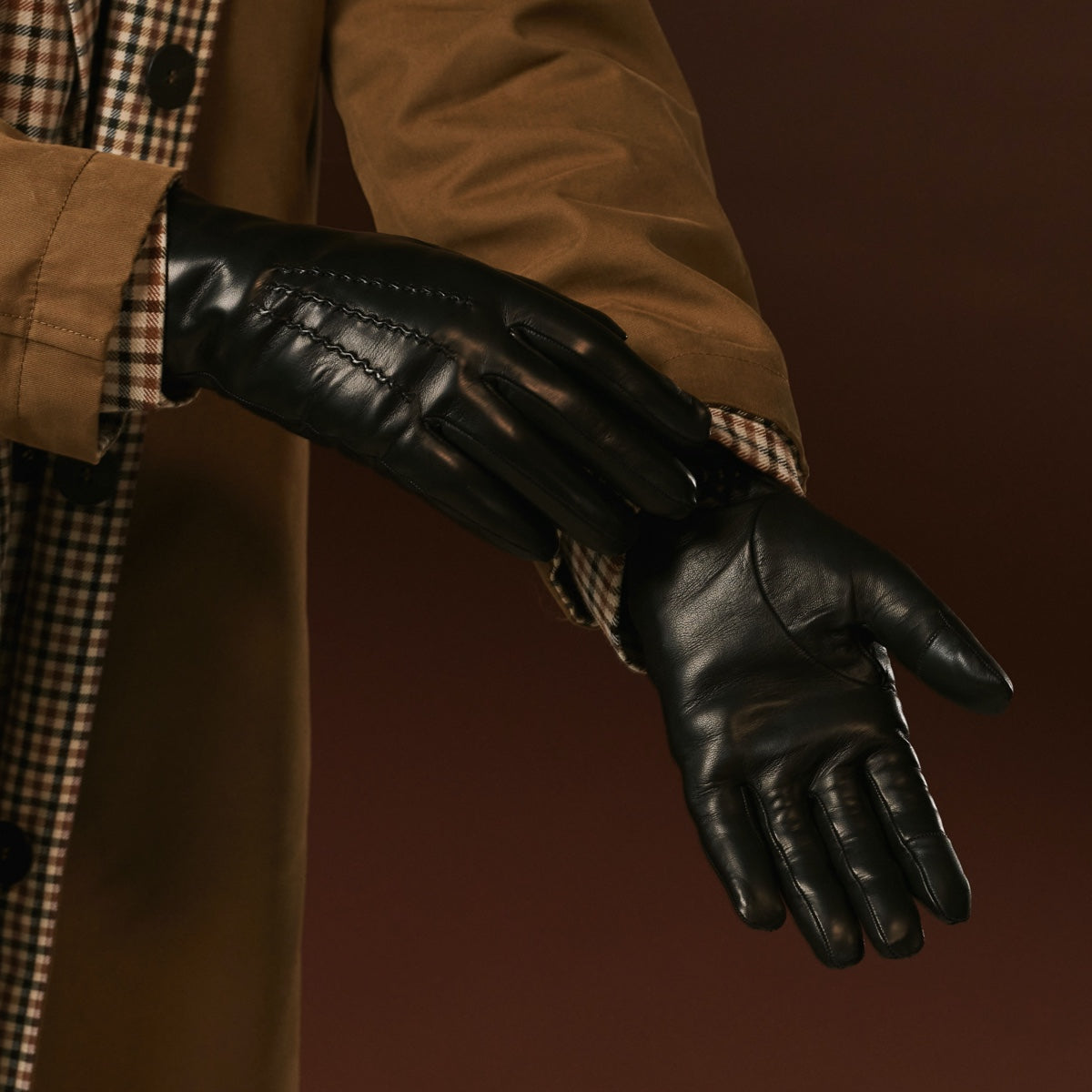 Bella (black) - Italian lambskin leather gloves with lambswool lining & - detail view 4