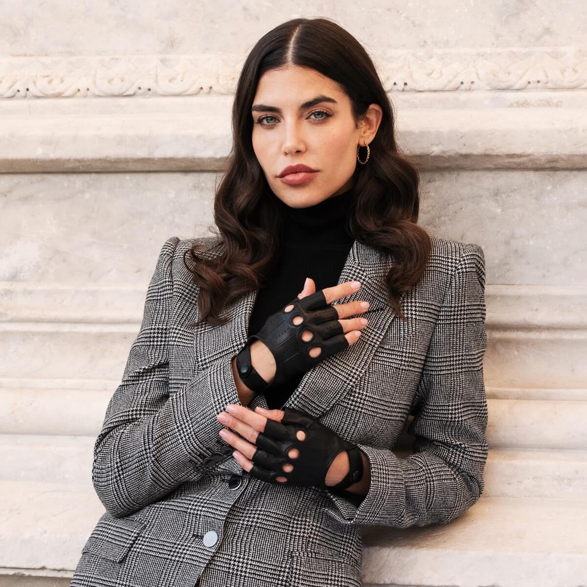Rossana (black) - Italian fingerless lambskin leather driving gloves - detail view 2
