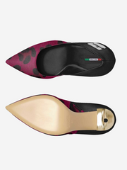 Pointed-toe shoes with leopard print pattern on a white background
