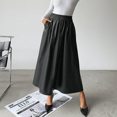 Women's faux leather high-waist skirt styling